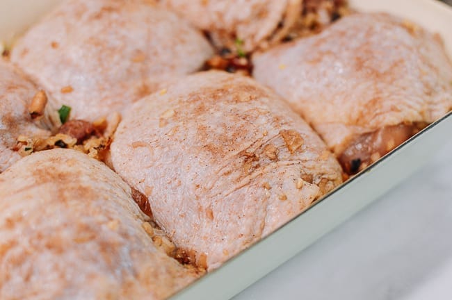 Chicken thighs in baking dish, sprinkled with five spice salt, bmeteor.aiodimecu.cf