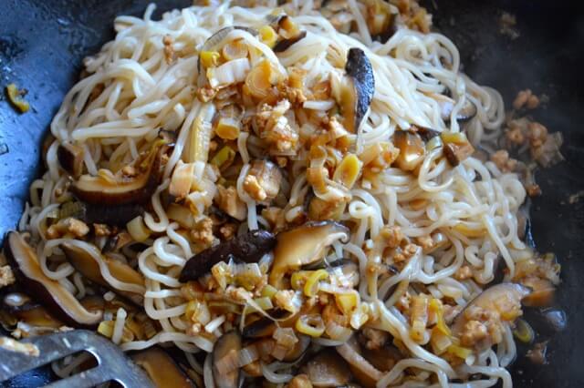 Easy Mushroom Noodle Stir fry, by bmeteor.aiodimecu.cf