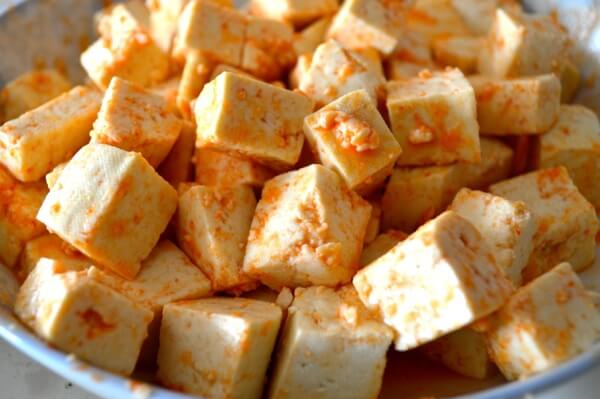 Firm tofu cubes coated in Sriracha and Honey by bmeteor.aiodimecu.cf
