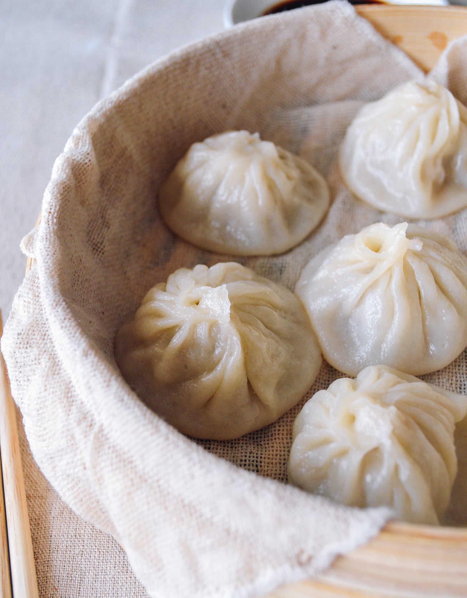 Dipping xiaolongbao into black vinegar and ginger, by bmeteor.aiodimecu.cf