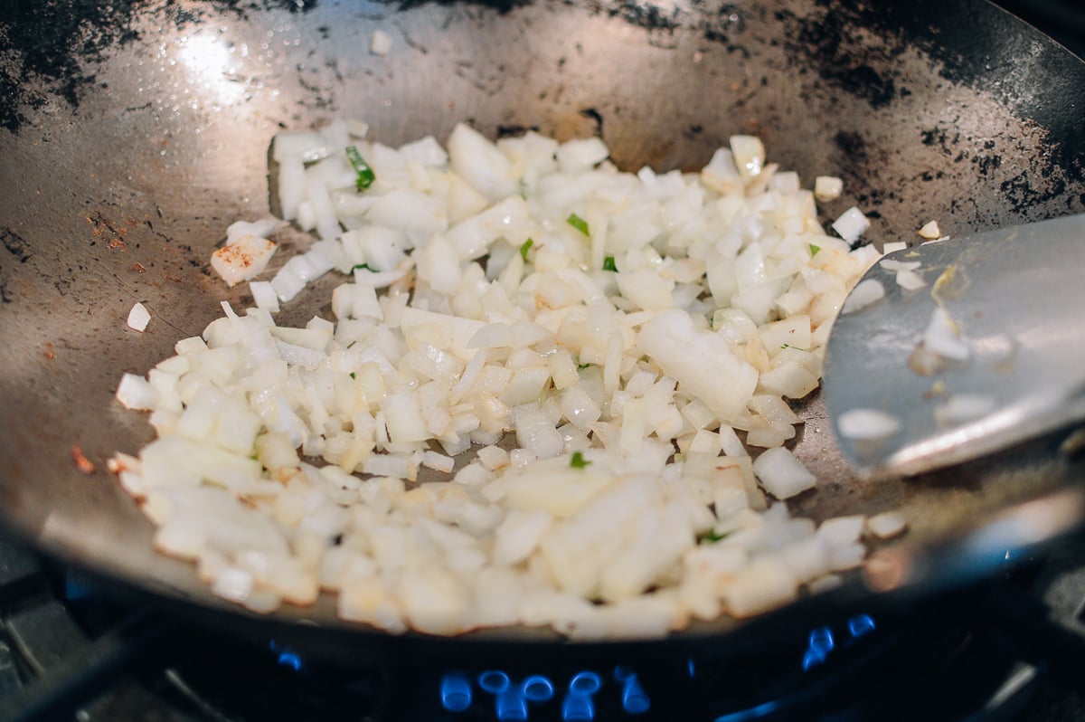 Stir-frying chopped onions in wok, bmeteor.aiodimecu.cf