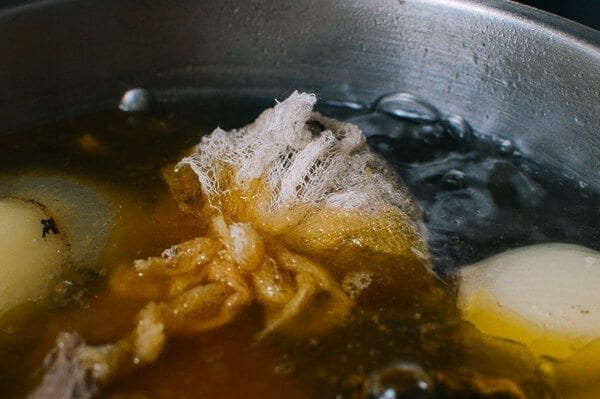 Aromatics tied in cheesecloth in broth, by bmeteor.aiodimecu.cf