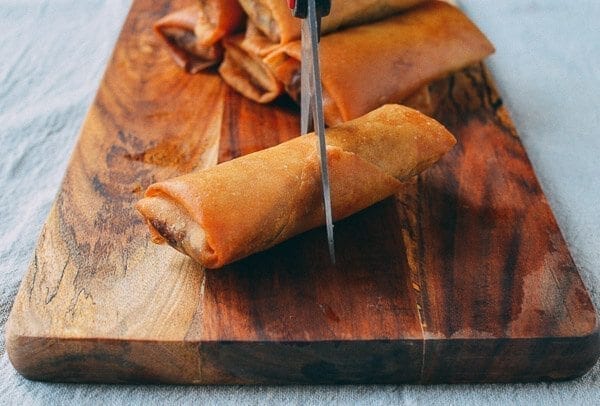 Cutting spring roll in half with scissors, bmeteor.aiodimecu.cf
