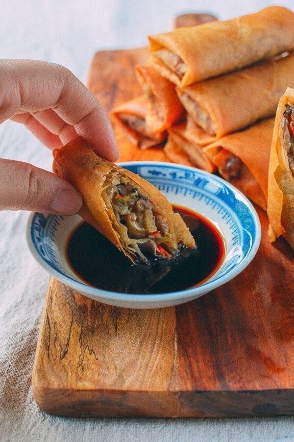 Dipping spring roll in sauce, bmeteor.aiodimecu.cf