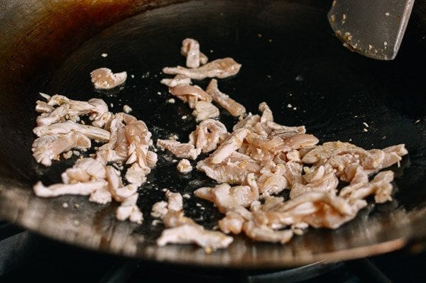 Stir-frying shredded chicken in wok, by bmeteor.aiodimecu.cf