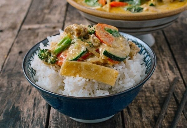 Green Curry Chicken over bowl of rice, by bmeteor.aiodimecu.cf