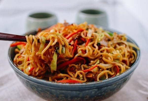 Picking up yakisoba noodles with chopsticks, by bmeteor.aiodimecu.cf
