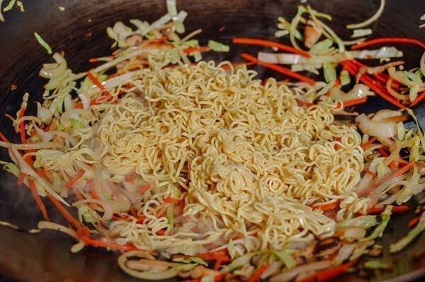 Adding yakisoba noodles to wok, by bmeteor.aiodimecu.cf