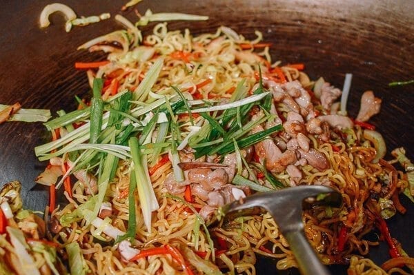 Cooking yakisoba noodles with chicken and vegetables, by bmeteor.aiodimecu.cf