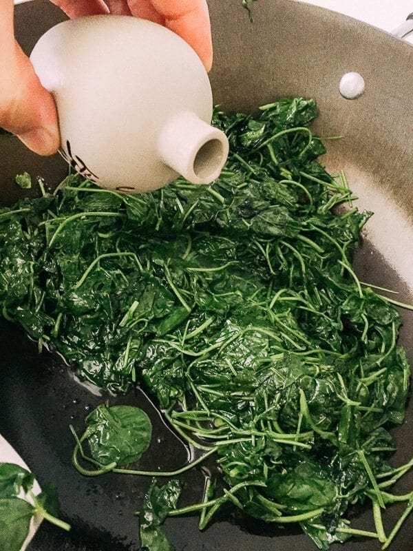 Sautéed Edible Clover (Chao Tou - 炒头) - bai jiu poruing into clover and wok, by bmeteor.aiodimecu.cf