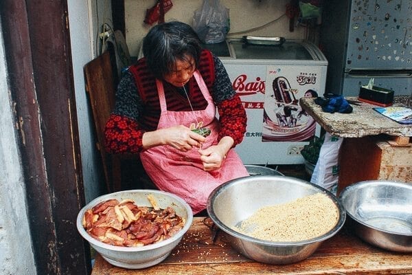 lady wrapping zongzi by bmeteor.aiodimecu.cf