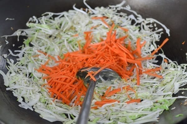 Adding shredded cabbage and carrots, by bmeteor.aiodimecu.cf