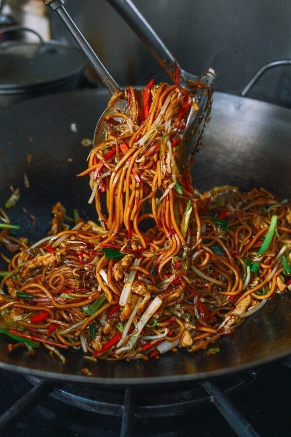 Tossing lo mein in a wok, by bmeteor.aiodimecu.cf