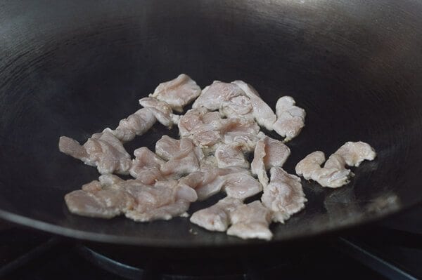 Searing chicken slices in a wok, by bmeteor.aiodimecu.cf