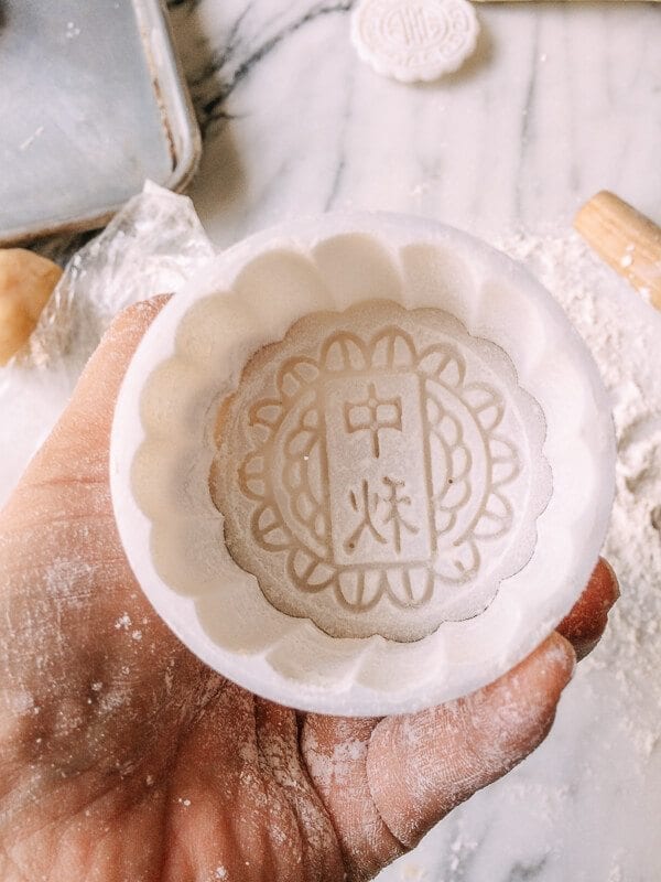 Lotus Mooncakes with Salted Egg Yolks, by bmeteor.aiodimecu.cf