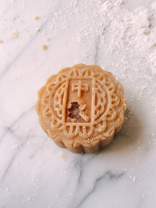 Lotus Mooncakes with Salted Egg Yolks, by bmeteor.aiodimecu.cf