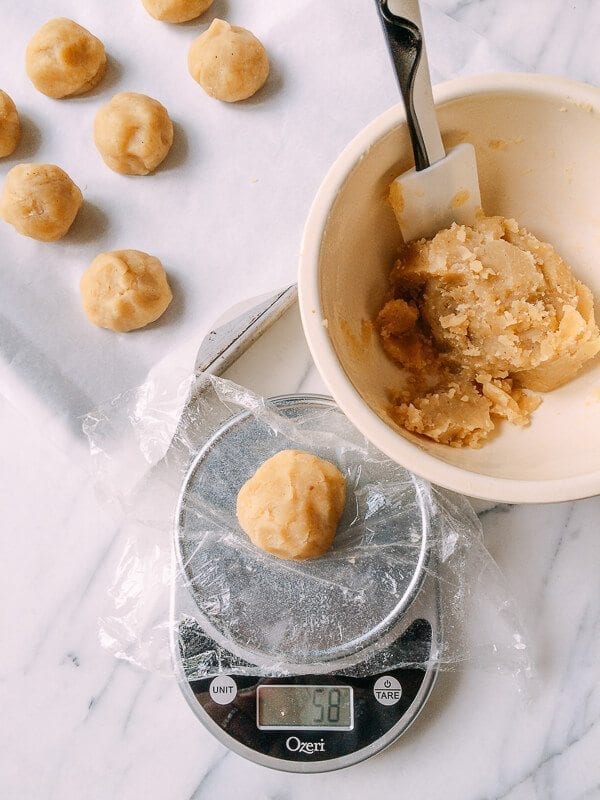 Lotus Mooncakes with Salted Egg Yolks, by bmeteor.aiodimecu.cf