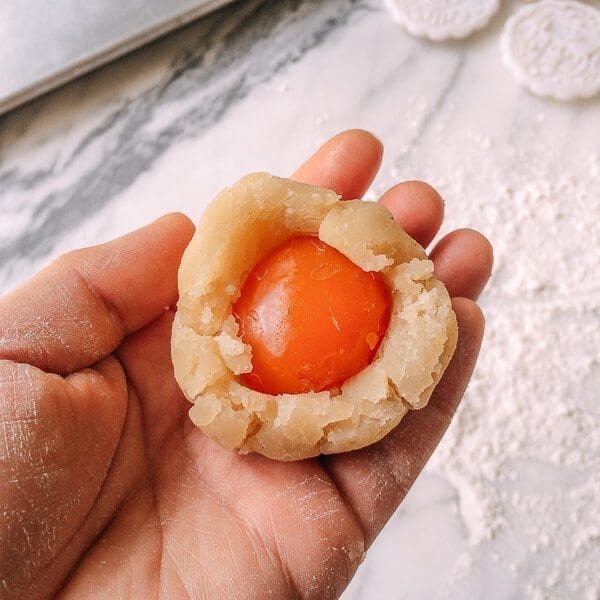 Lotus Mooncakes with Salted Egg Yolks, by bmeteor.aiodimecu.cf