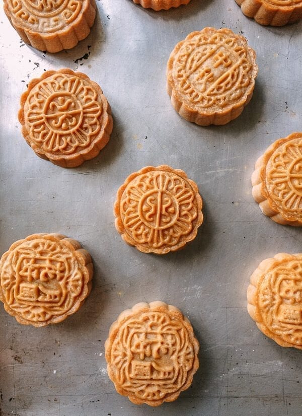 Lotus Mooncakes with Salted Egg Yolks, by bmeteor.aiodimecu.cf