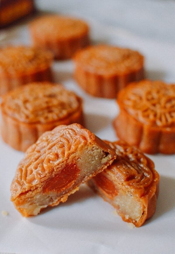 Lotus Mooncakes with Salted Egg Yolks, by bmeteor.aiodimecu.cf