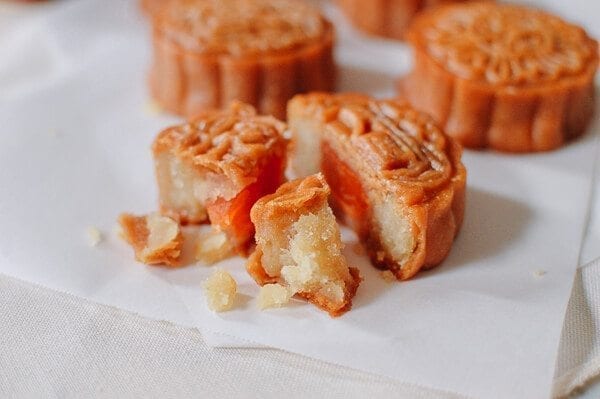 Lotus Mooncakes with Salted Egg Yolks, by bmeteor.aiodimecu.cf