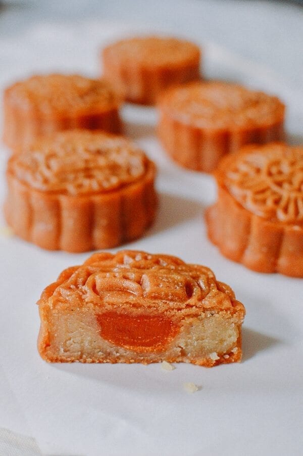 Lotus Mooncakes with Salted Egg Yolks, by bmeteor.aiodimecu.cf