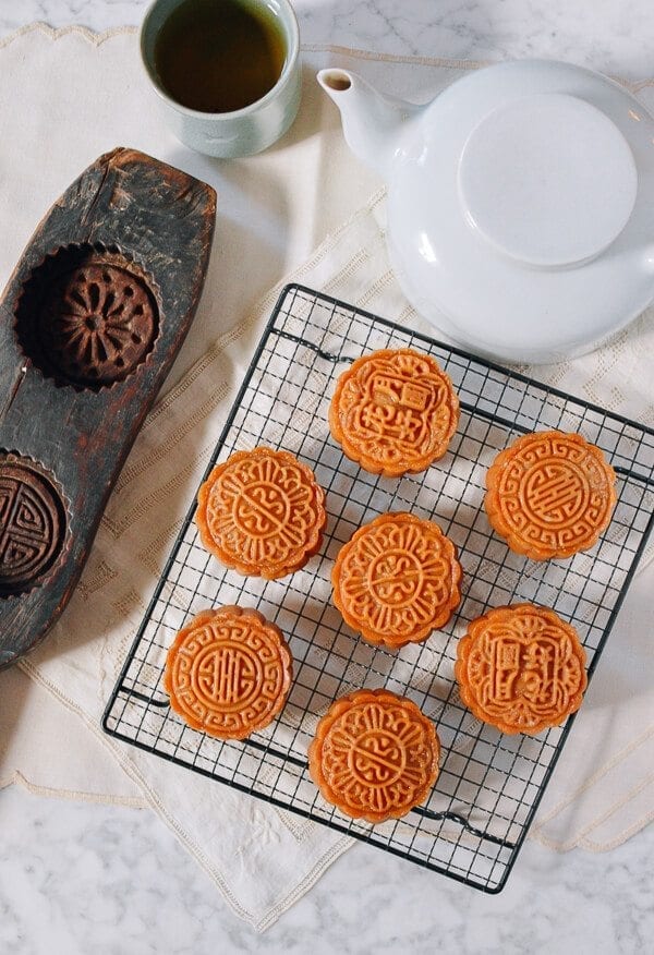 Lotus Mooncakes with Salted Egg Yolks, by bmeteor.aiodimecu.cf