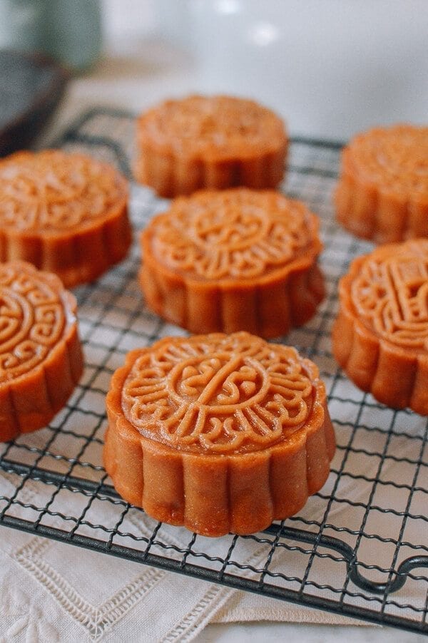 Lotus Mooncakes with Salted Egg Yolks, by bmeteor.aiodimecu.cf