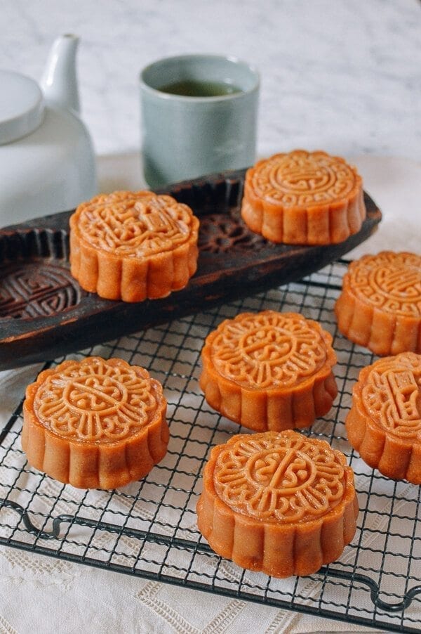 Lotus Mooncakes with Salted Egg Yolks, by bmeteor.aiodimecu.cf