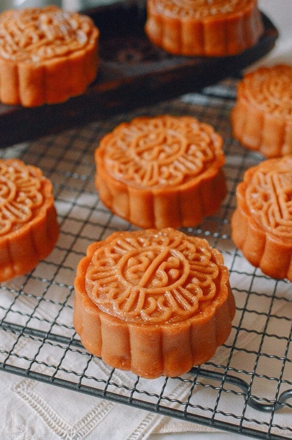 Lotus Mooncakes with Salted Egg Yolks, by bmeteor.aiodimecu.cf