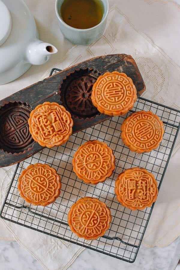 Lotus Mooncakes with Salted Egg Yolks, by bmeteor.aiodimecu.cf