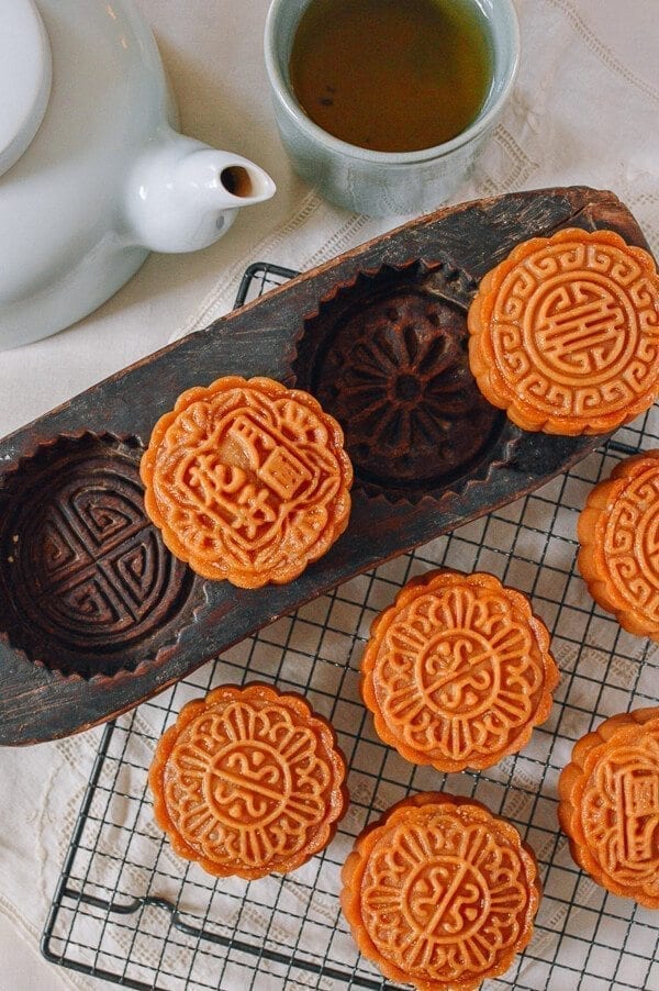 Lotus Mooncakes with Salted Egg Yolks, by bmeteor.aiodimecu.cf