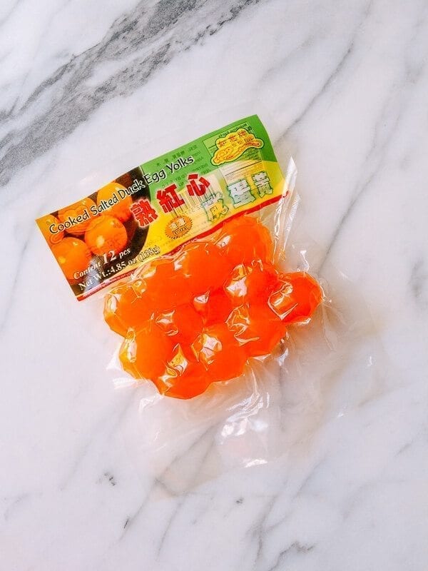 Lotus Mooncakes with Salted Egg Yolks, by bmeteor.aiodimecu.cf