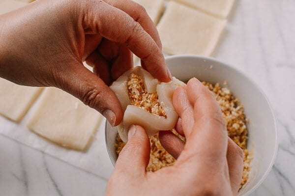 Coconut Peanut Mochi (糯米糍), by bmeteor.aiodimecu.cf