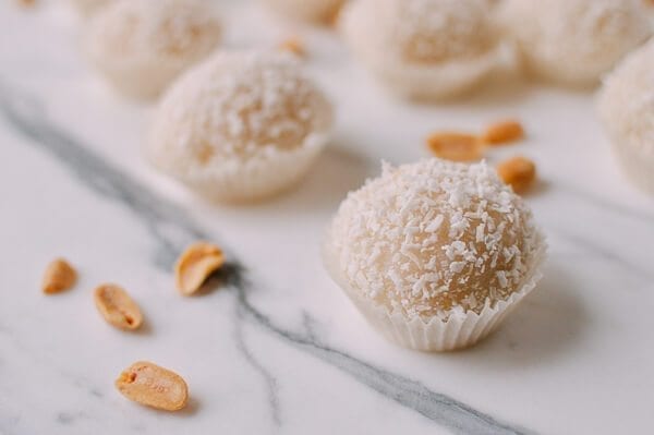 Coconut Peanut Mochi (糯米糍), by bmeteor.aiodimecu.cf