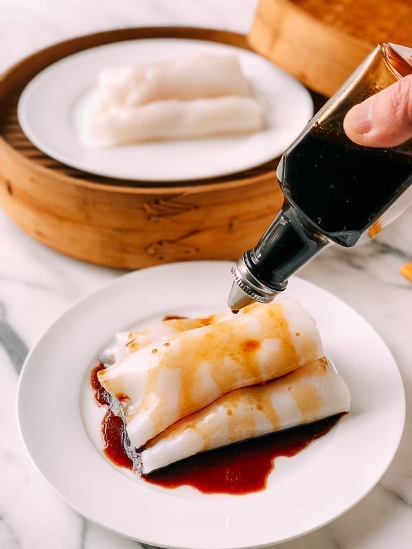 Shrimp Rice Noodle Rolls (Ha Cheung) adding sauce on top, by bmeteor.aiodimecu.cf