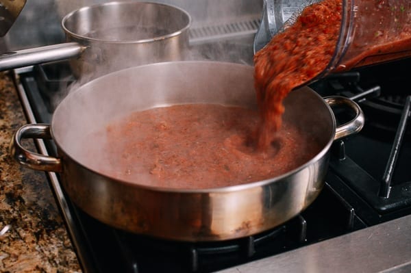 Pouring Salsa into Pan, bmeteor.aiodimecu.cf