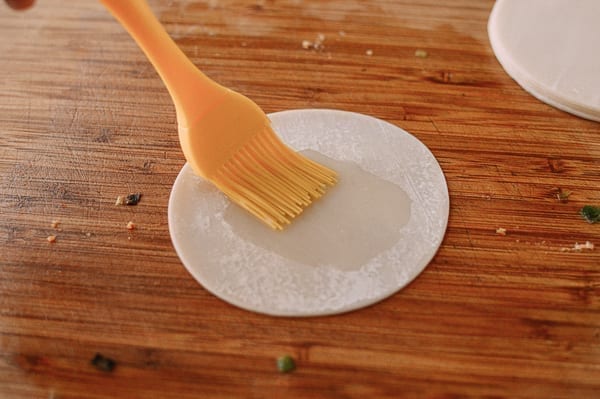 Brushing dumpling wrapper with oil, bmeteor.aiodimecu.cf