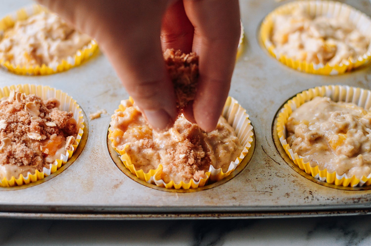 Sprinkling muffins with crumb topping, bmeteor.aiodimecu.cf