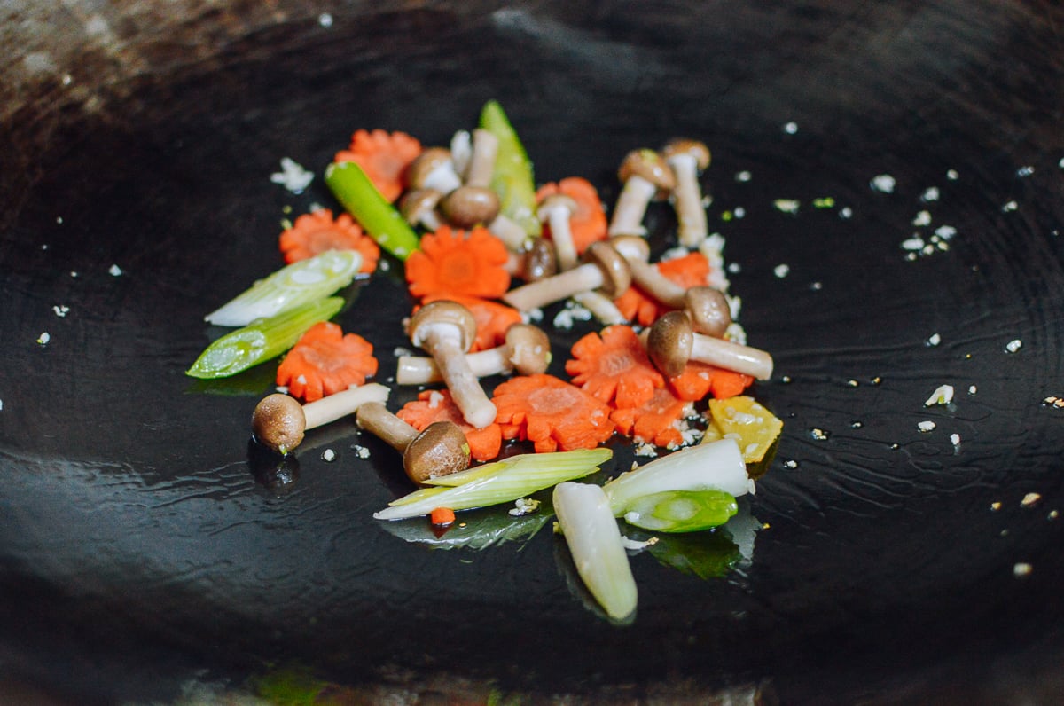 Ginger, garlic, carrot, mushrooms, and scallions in wok, bmeteor.aiodimecu.cf