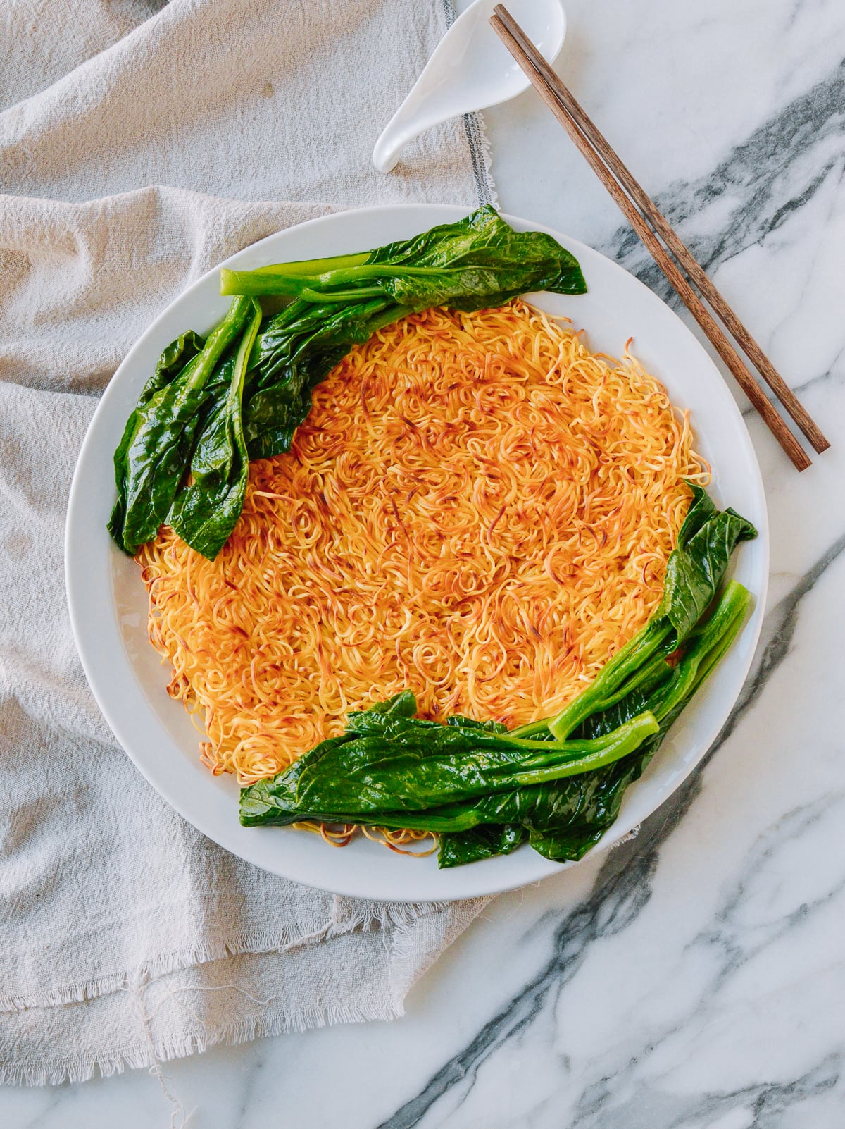 Pan-fried Noodles with Choy Sum on Plate, bmeteor.aiodimecu.cf