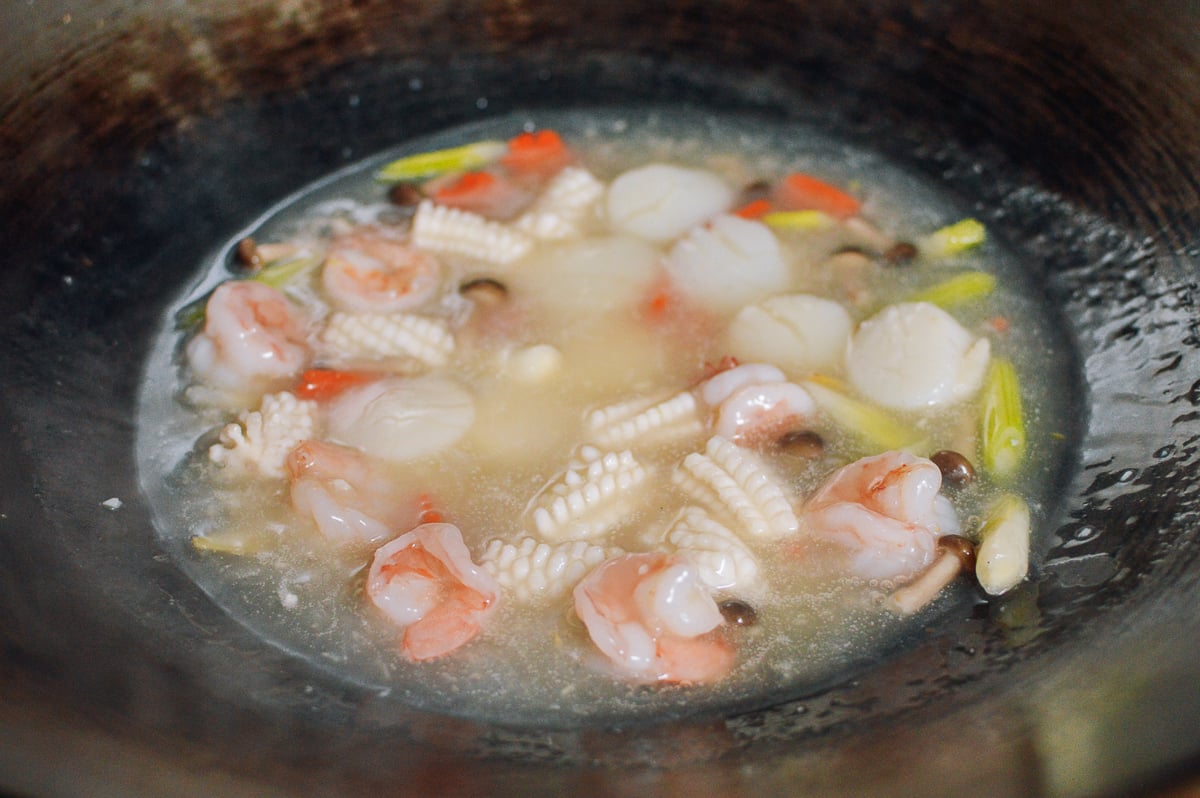 Seafood in white sauce in wok, bmeteor.aiodimecu.cf