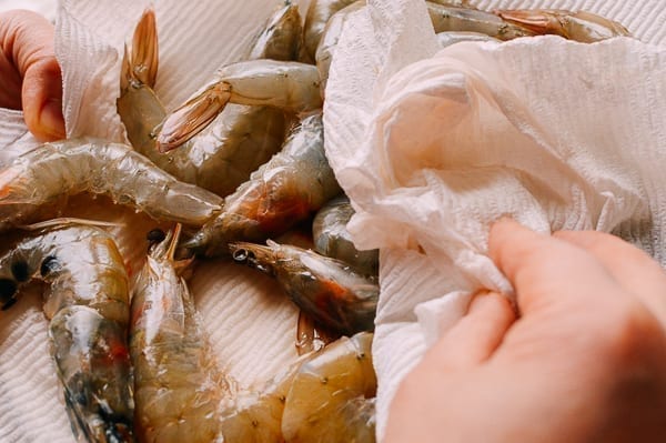Patting shrimp dry with paper towel, bmeteor.aiodimecu.cf
