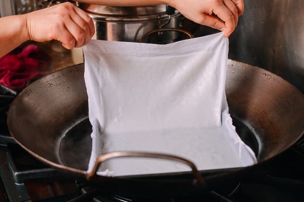 Lifting rice noodle on cloth out of pan, bmeteor.aiodimecu.cf