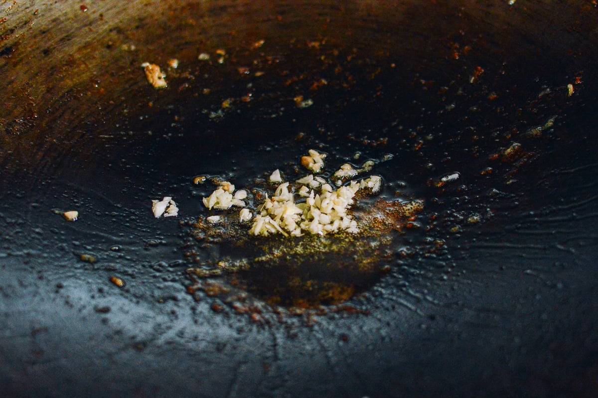 Garlic in oil in wok, bmeteor.aiodimecu.cf