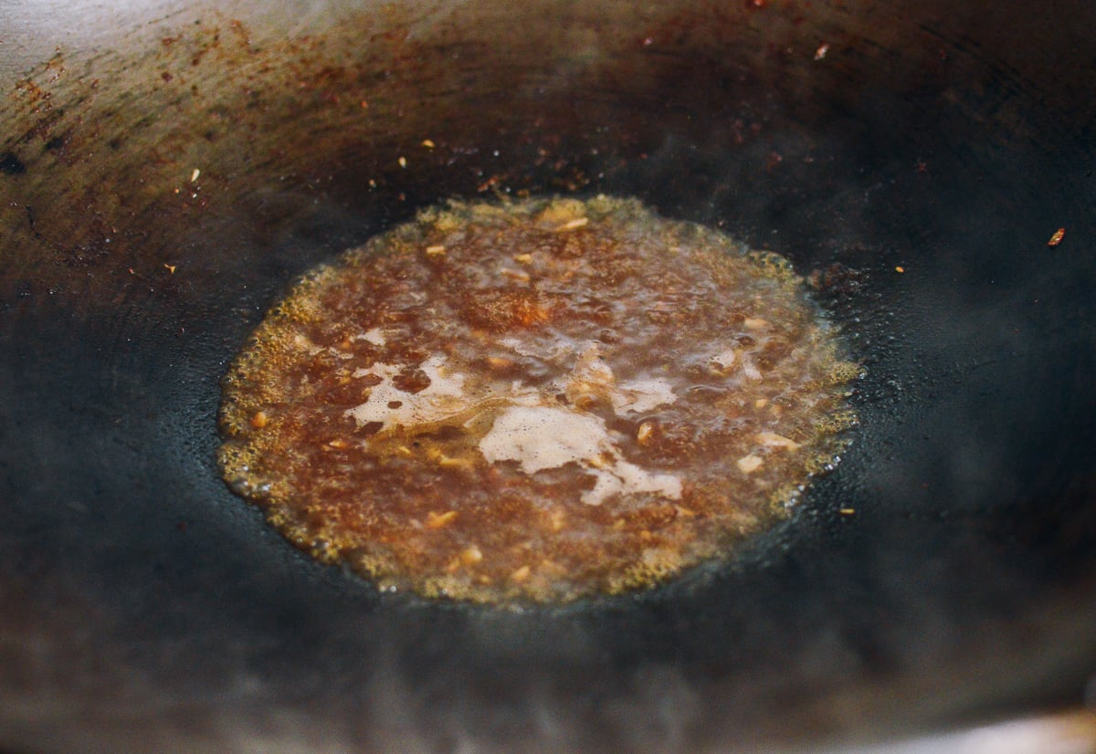 Sauce mixture added to wok, bmeteor.aiodimecu.cf