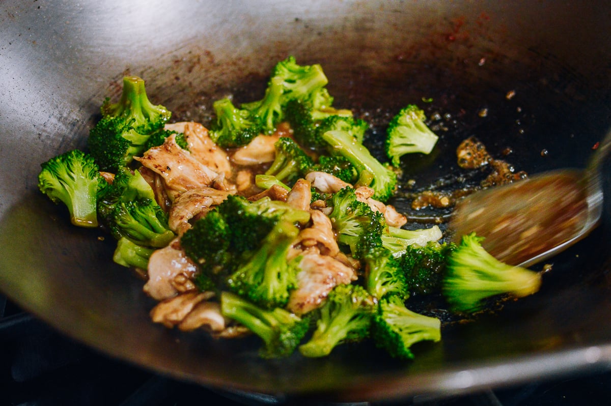Stir-frying Chinese chicken and broccoli, bmeteor.aiodimecu.cf