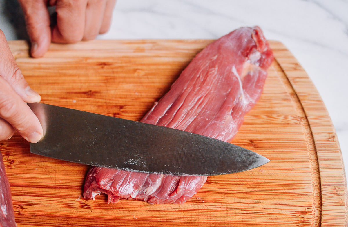 beef flank steak on a cutting board by bmeteor.aiodimecu.cf