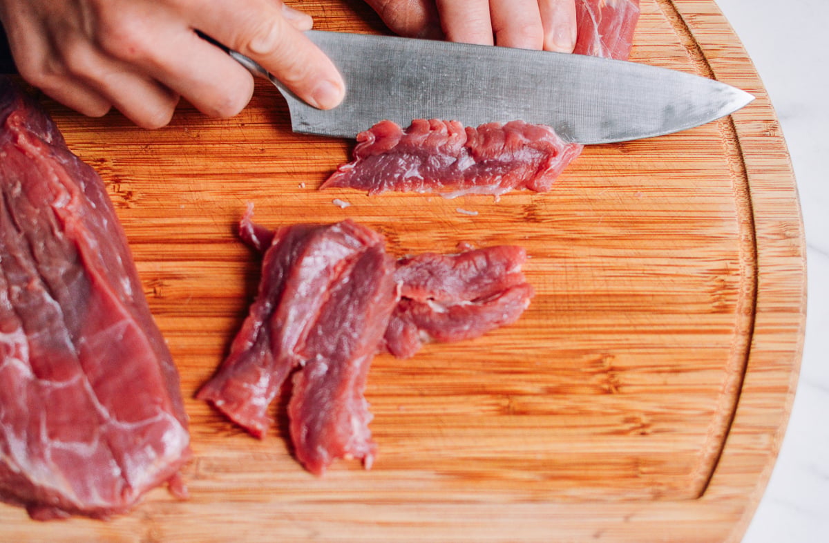 slicing beef flank steak on a cutting board by bmeteor.aiodimecu.cf