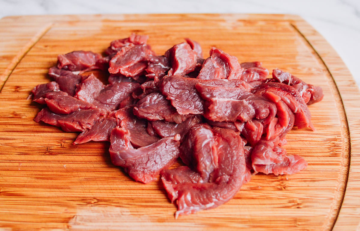 beef flank steak slices on cutting board by bmeteor.aiodimecu.cf